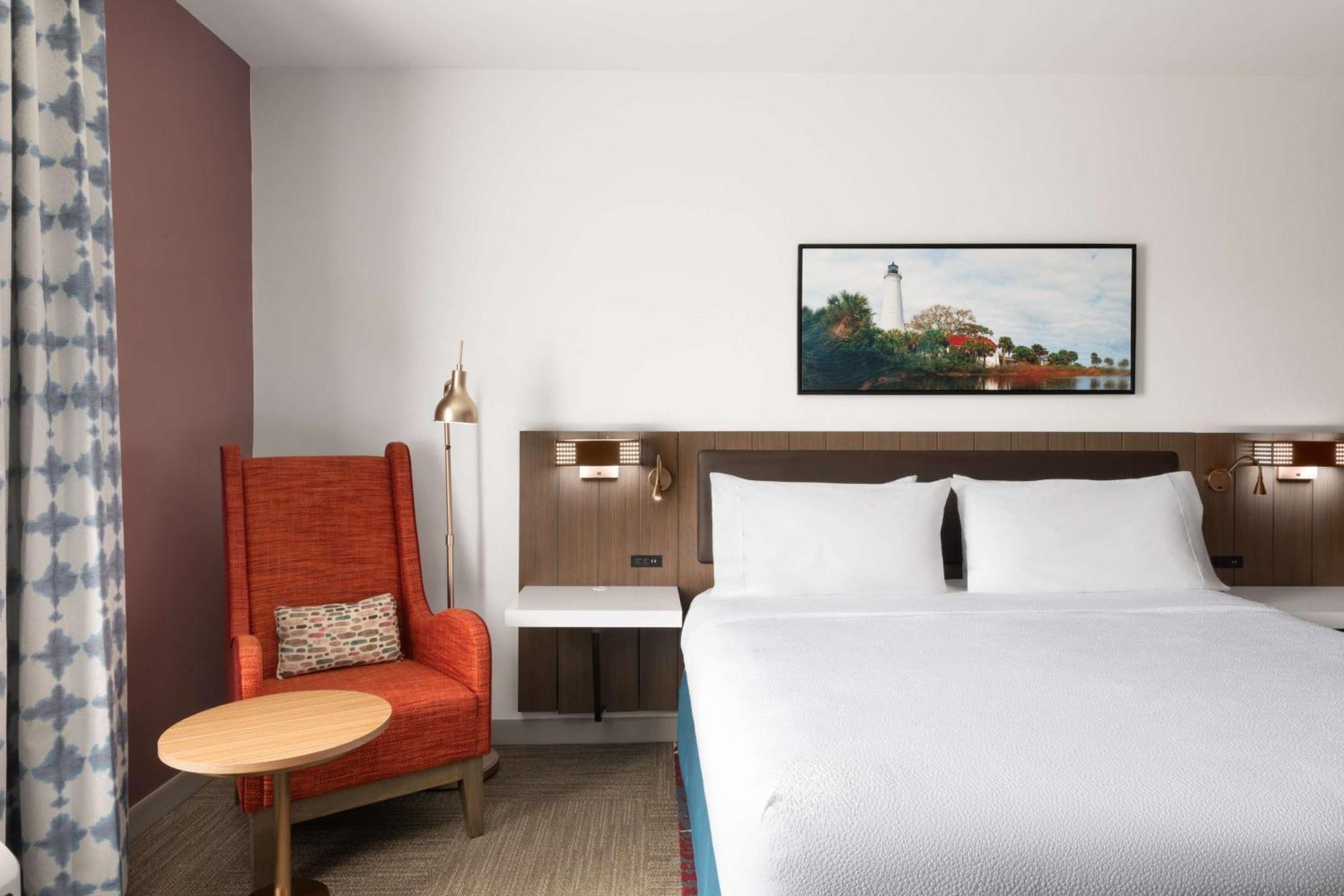 Zimmer mit Kingsize-Bett und barrierefreier Badewanne - für Gäste mit eingeschränkter Mobilität geeignet